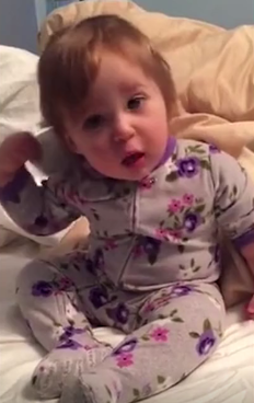 美1岁半宝宝模仿CEO妈妈打电话 神态动作神同