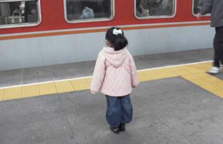 虎妈将8岁女儿独自留在火车站 女孩:妈妈锻炼