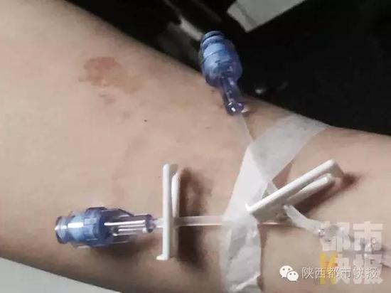 西爱初中生遭女孩挟持被三美术暴打多人是血初中浑身题图片