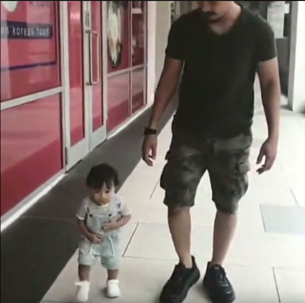 刚学会走路的小宝宝走不稳还不让爸爸扶,太可