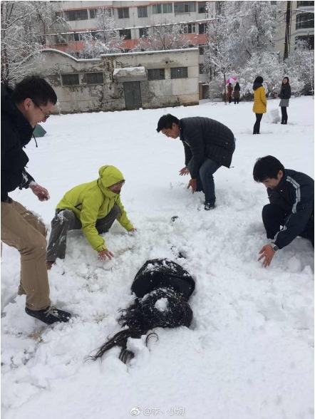 给大家介绍下北方是这么打雪仗的