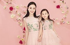  Li Xiaolu and Tian Xin take photos of their parents and children. They are warm and jealous