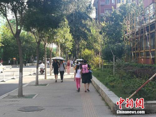 小学放学早家长遇尴尬:"三点半难题"怎么破?