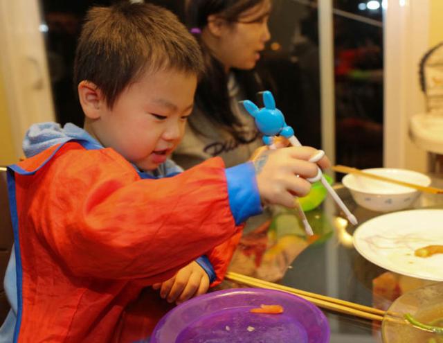 北京部分幼儿园中班用餐不再提供勺子 孩子心