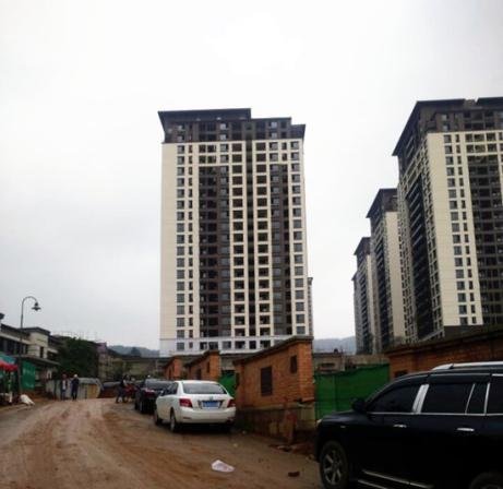 碧桂园半山龙庭售楼处在建 接过中天蓝图建16