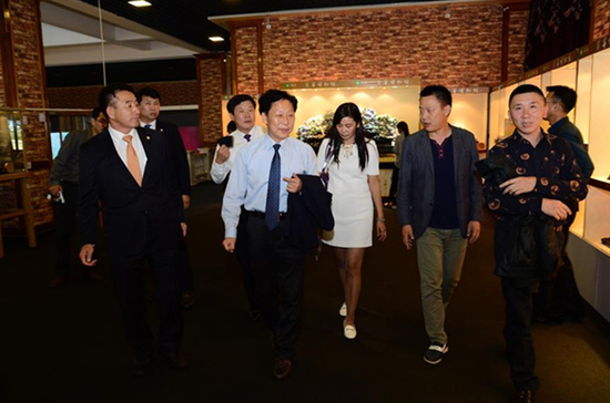 韩国江陵市友好交流团至芒市珠宝小镇参观考察