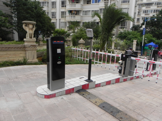 小康城醉酒业主撞坏闸栏殴打保安 被判赔偿