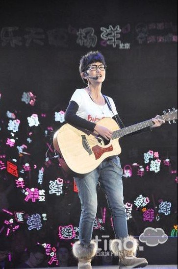 2011快女昆明站演出 新亚洲体育城点亮别样精