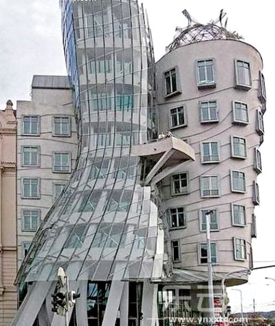 捷克最受争议后现代主义建筑:会跳舞的房子