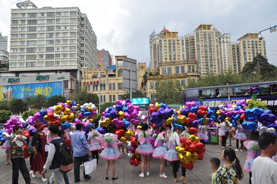 花仙子共舞昆明 绿地蝴蝶嘉年华全城巡游中