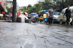 昆明丰宁夜市烧烤摊留下一片狼藉 环卫工连夜