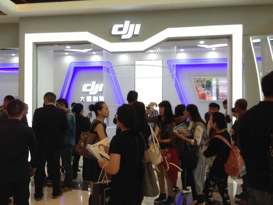 西南首家大疆4S店落户万达广场 19日飞跃万达