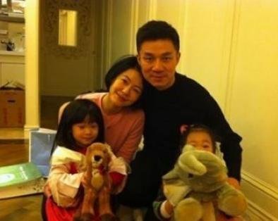 之后再度放上两个女儿在船上的照片