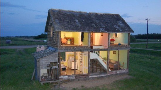 加拿大艺术家妙手回春 废弃房屋变身玩偶之家