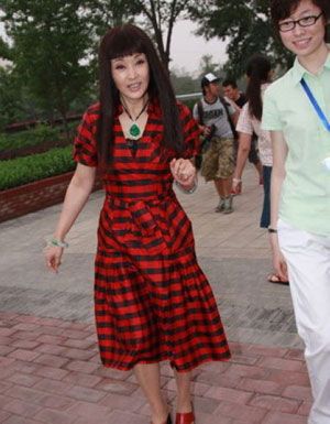 刘晓庆扮嫩高清近照惨不忍睹_首页-美容-明星