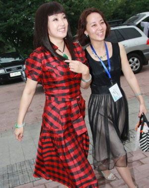 刘晓庆扮嫩高清近照惨不忍睹_首页-美容-明星