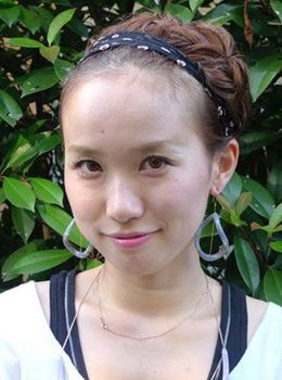 日本流行时髦发带扮嫩<em>发型</em>(组图)_靓眼发饰_女