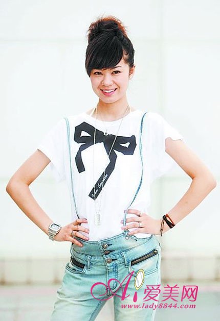 郁可唯淡色装扮巧掩年龄秘密_首页-服饰-名星