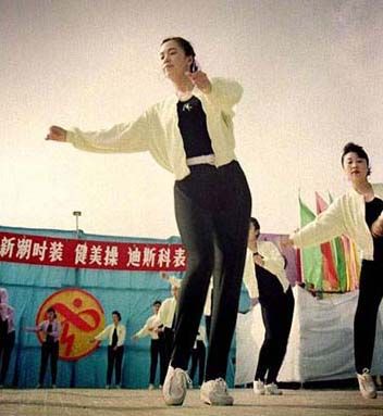重返80年代蝙蝠衫踩脚裤回归