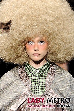 发型风向:爆炸头这个秋天你敢尝试吗(图)_推荐-秀发_女性_腾讯网