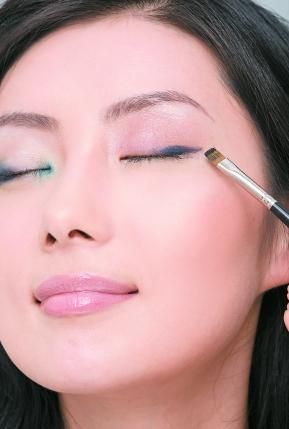 教你画“半眼线”妆容更有型