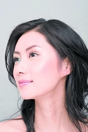 教你画“半眼线”妆容更有型
