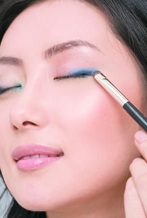教你画“半眼线”妆容更有型