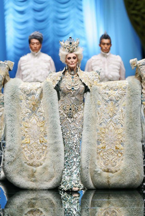 英国殿堂级模特卡门助阵郭培大秀