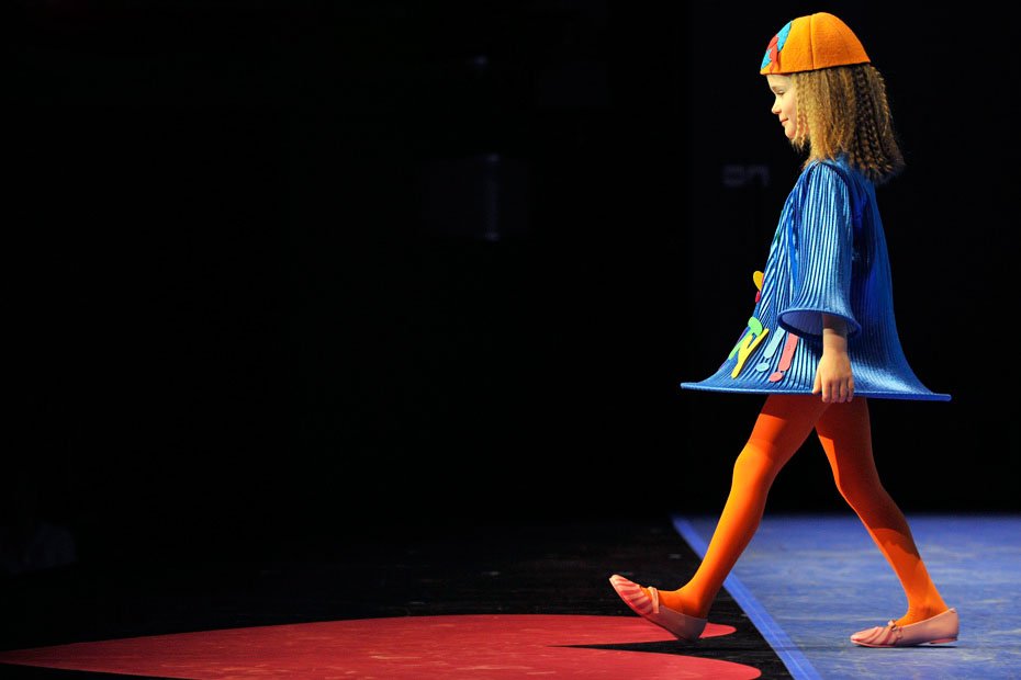 3月18日,瑞士儿童时装秀上演.