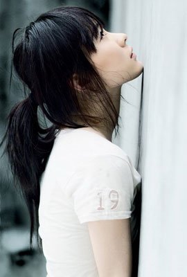 我在老公被窝里给情人发短信
