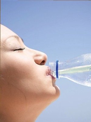每天喝水MM怎么喝才最美容？