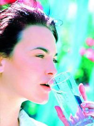 每天喝水MM怎么喝才最美容？