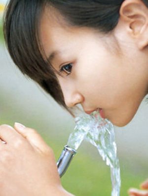 每天喝水MM怎么喝才最美容？