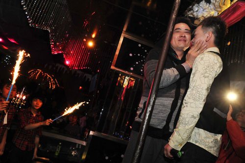 男同志重压下办婚礼 兄弟反目<em>父女</em>绝交_女性_