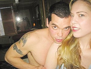 美女记者裸身暗访男妓 两小时洗鸳鸯浴