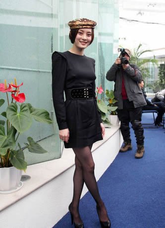 孙俪时尚扮靓 不忘垫肩礼服
