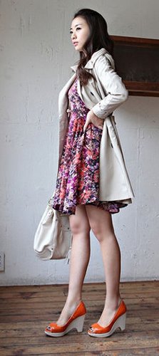 雪纺<em>碎花配外套</em> 郊游不受冻_中国网