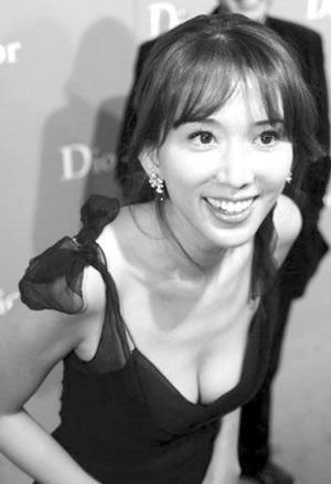 奇招!平胸女明星速变波霸