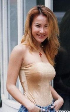 奇招!平胸女明星速变波霸