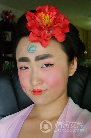 想受宠 就学爆红"仿唐妆"