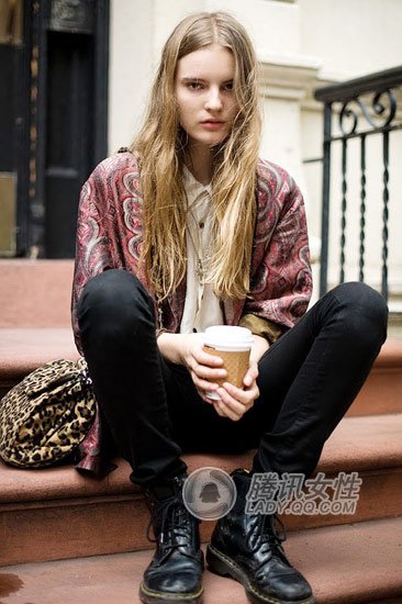 黑裤黑靴——潮流懒人巧过冬!