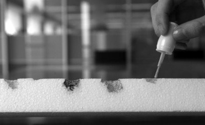 爱美不成反伤身 洗甲水3秒烧透10厘米泡沫板