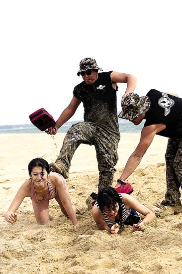 女保镖真是赤裸特工?_女性_腾讯网