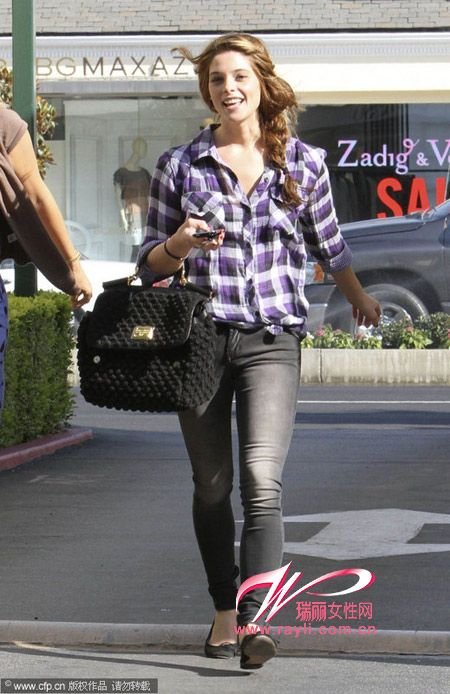 Street beat this season 's most beloved female star handbag