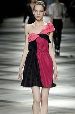 Wedding dress is also party jersey that turns