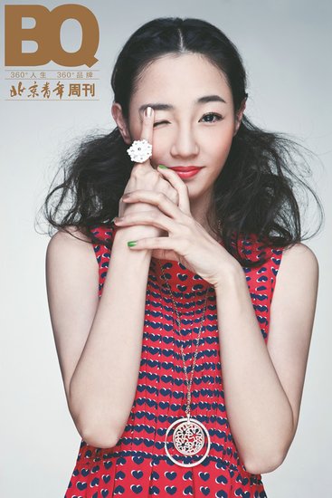 白百何夏日撞色穿搭登杂志封面