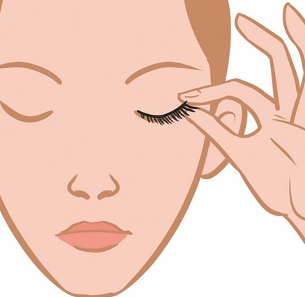 先于中间固定假睫毛的位置,再分别固定眼头和眼尾的位置,让假睫毛的梗