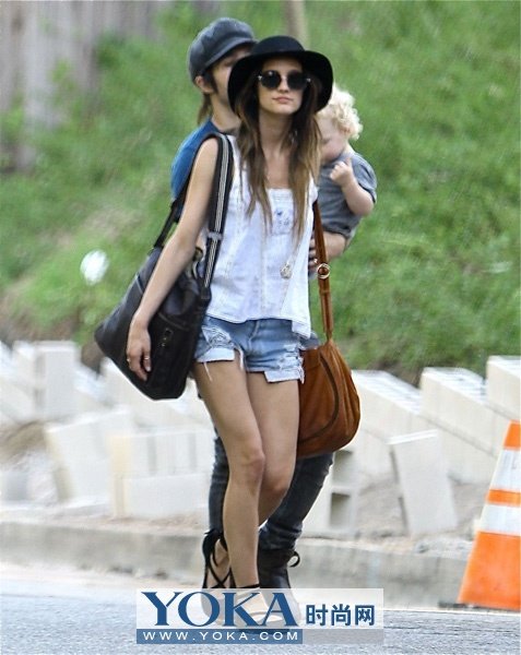女明星街拍<em>短裤搭配</em>最<em>性感</em>_女性_腾讯网