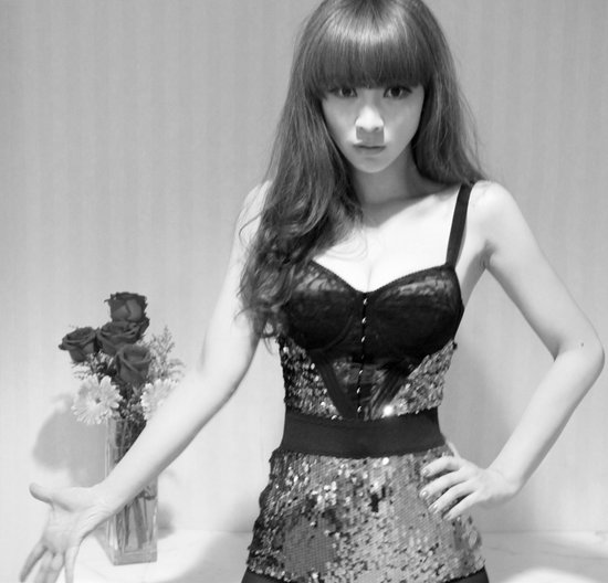 柳岩高衩<em>蕾丝胸衣</em>秀黑丝性感到底_<em>女性</em>_腾讯