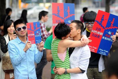 广州2男街头激吻倡同性婚姻惹争议